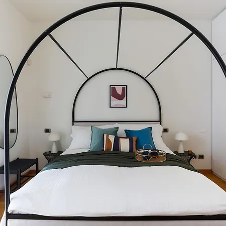 The Rent - Spacious Three-bedroom In The Heart Of Milano