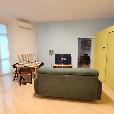 Center In Shopping And Living Area With Ac, Wifi, Steps From M1 And Airport And Fiera Link Mailand