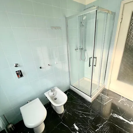 Downtown Chic - Quiet Retreat With Free Wifi & Air Conditioning * ミラノ