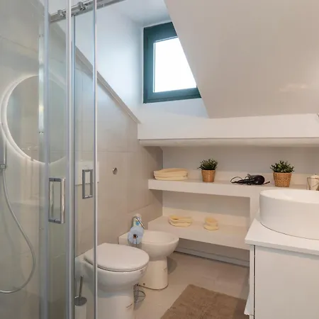 I Host - Jenner 14 Apartament