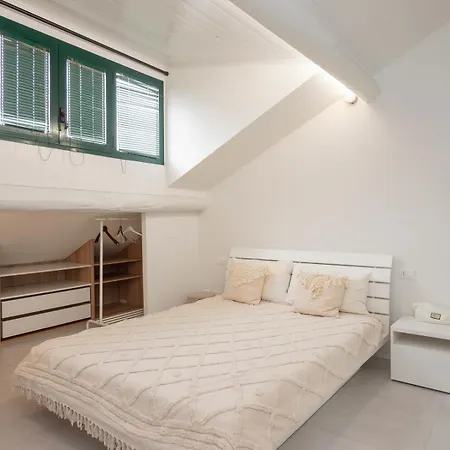 I Host - Jenner 14 Apartament