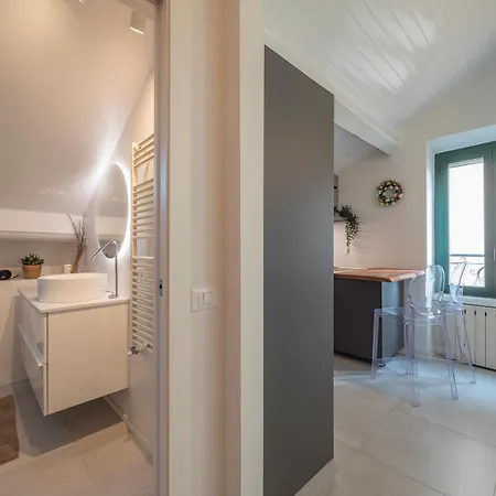 I Host - Jenner 14 * Milano