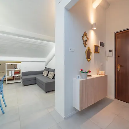 I Host - Jenner 14 * Mediolan