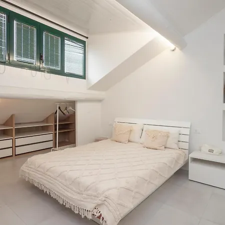 I Host - Jenner 14 Apartament