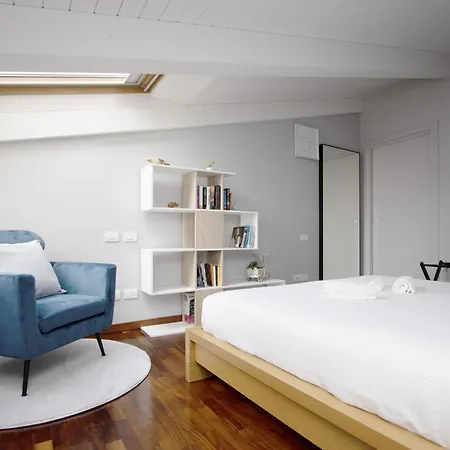 Lägenhet Penthouse With Patio & 2 Baths, 10 Min To Duomo Milano