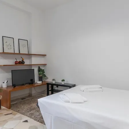 Oasi Urbana A Milano: Piazza Insubria Milão