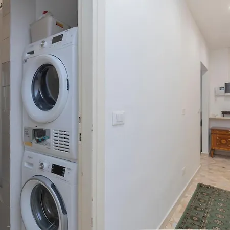 Oasi Urbana A Milano: Piazza Insubria 밀라노