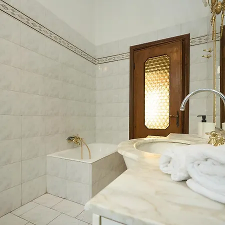 Vintage House - 2 Minutes Walk From Station *