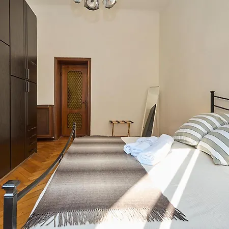 Vintage House - 2 Minutes Walk From Station