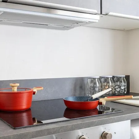 Stradivari - - By Host4u 아파트 *