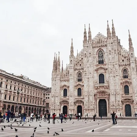 Apartment Design I Steps From Fair & Metro Milan