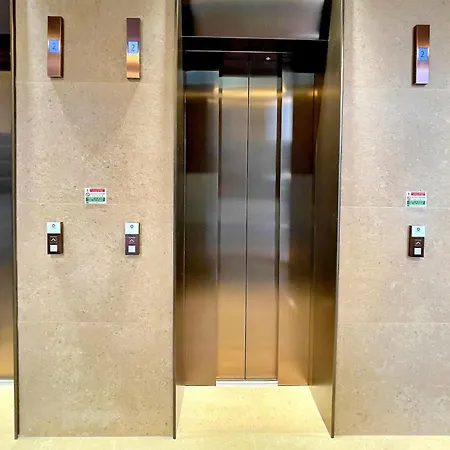 San Babila Tower With Panoramic Terrace Overlooking Duomo By Rentopolis アパート ミラノ