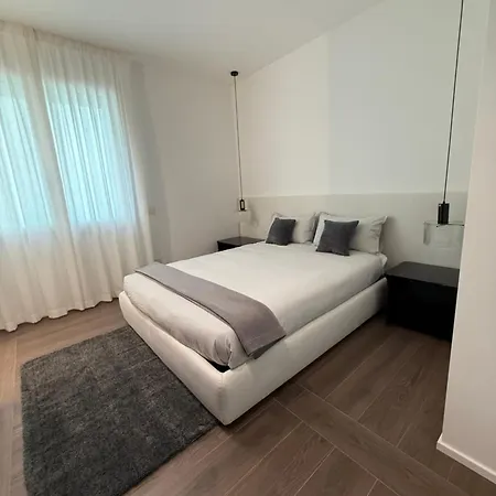 White House Con Posti Auto * Milánó