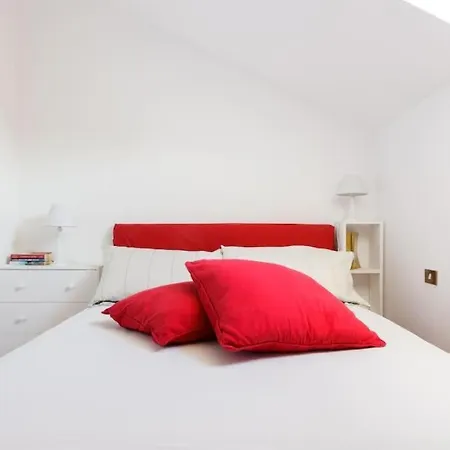 Walking To The Duomo From A Luxury Penthouse 밀라노