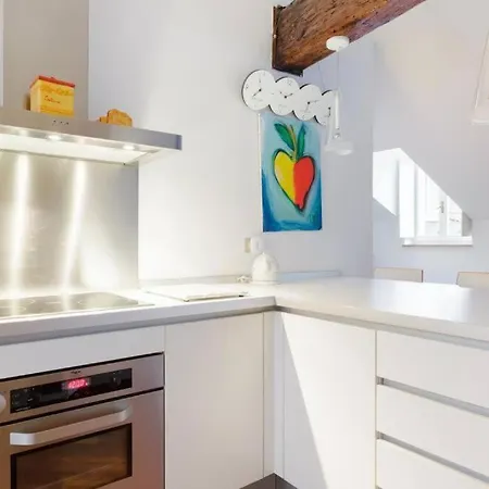 Walking To The Duomo From A Luxury Penthouse 밀라노