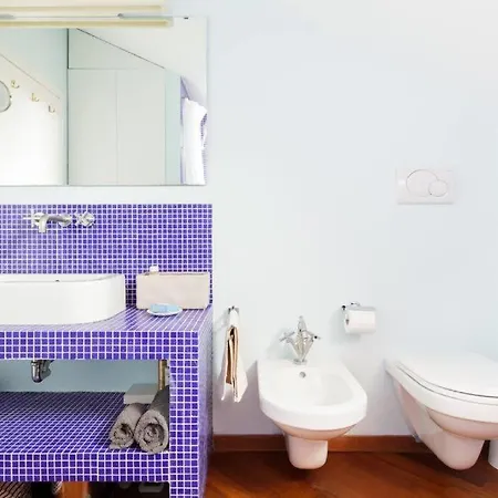 Walking To The Duomo From A Luxury Penthouse * 밀라노