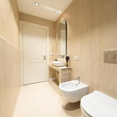 Palazzo Fontana Duomo View Golden House Милан