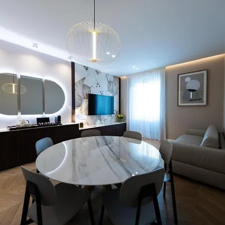 Palazzo Fontana Duomo View Golden House Апартаменты *