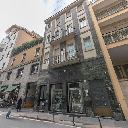 Via Cerva 7 * Milán