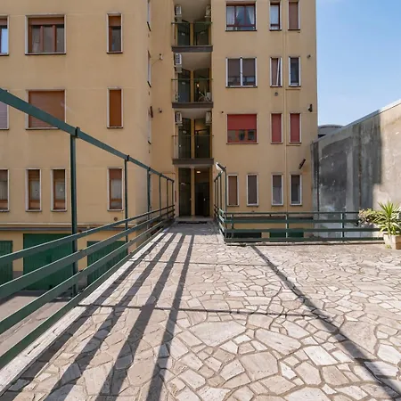 Close To The M3 Metro *