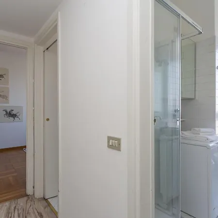 Skyline View Biancamano 1 Bdr With Balcony By Rentopolis * Milano