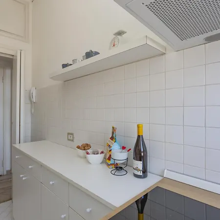 Skyline View Biancamano 1 Bdr With Balcony By Rentopolis Milano