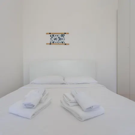 Apartment Skyline View Biancamano 1 Bdr With Balcony By Rentopolis