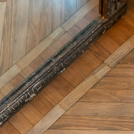 - Elegant Milánó