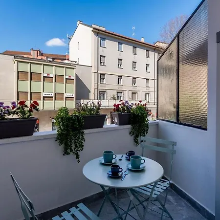 Bright Elegant Flat With Balcony, Portello Daire