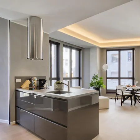 San Babila Tower With Panoramic Terrace Overlooking Duomo By Rentopolis *