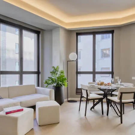 San Babila Tower With Panoramic Terrace Overlooking Duomo By Rentopolis *