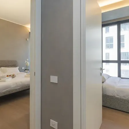 San Babila Tower With Panoramic Terrace Overlooking Duomo By Rentopolis アパート