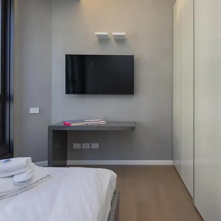 San Babila Tower With Panoramic Terrace Overlooking Duomo By Rentopolis * Milano