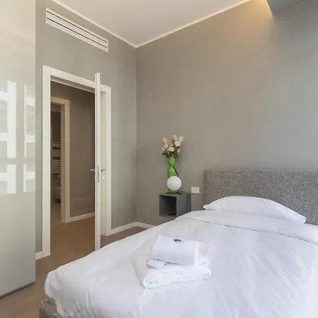 San Babila Tower With Panoramic Terrace Overlooking Duomo By Rentopolis * Milano