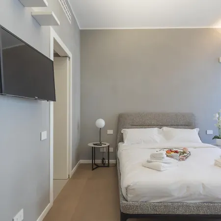 San Babila Tower With Panoramic Terrace Overlooking Duomo By Rentopolis *