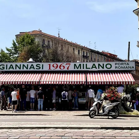 Wonderful Downtown Apartment-hd Netflix, King-size Bed, Two Minutes' Walk From Metro