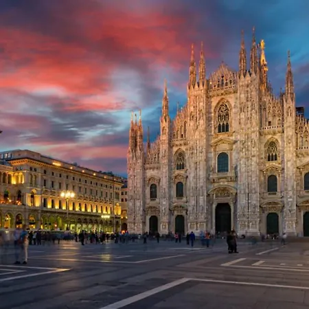 Bilocale In Bande Nere-metro Rossa Duomo Apartman