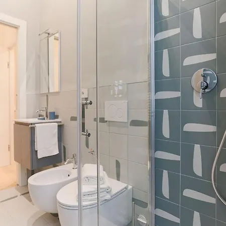 The Rent - Characterful Two-bedroom Flat Steps From Palestro *