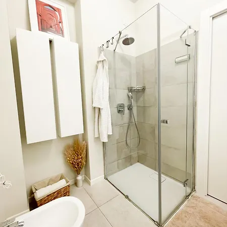 New Quiet And Design In The Heart Of * Milano