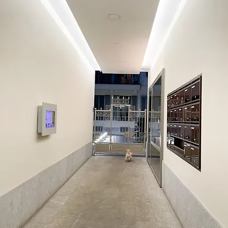 New Quiet And Design In The Heart Of * Milano