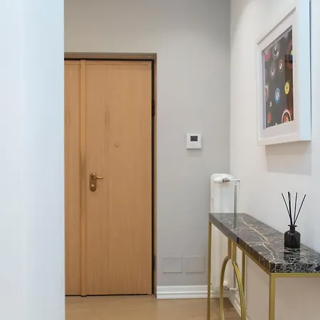 Vittoria Flat 18 - Milan