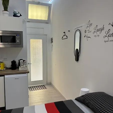 La Vecchia Milano-les Nubles Vannucci - Il Ballatoio E Il Cortile * Milán