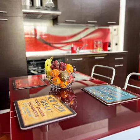 Laura S Garden - Romantic Place And Private Parking Apartment