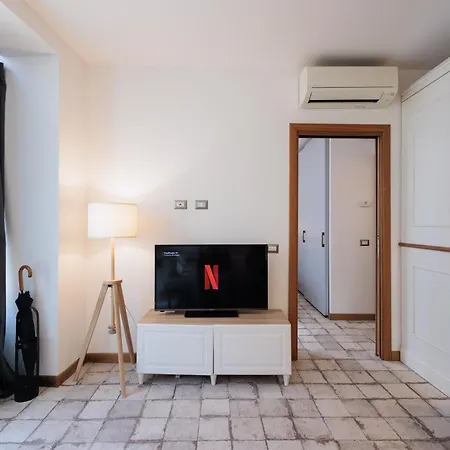 Urban House - Darsena Navigli Center * Milan