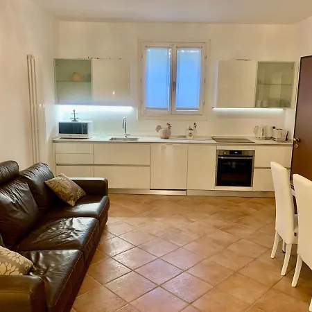 In Villa, Garden And Netflix Милан