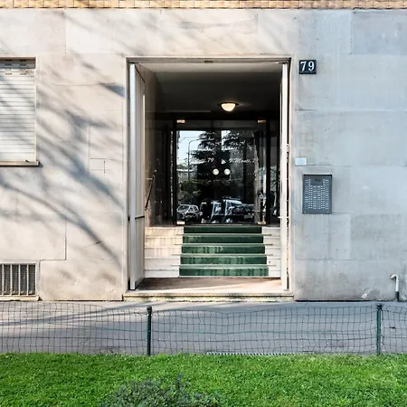 Spacious And Bright In The Center *