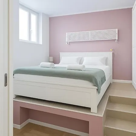 Cozy Near Porta Romana 아파트 *