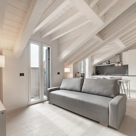 Apartment 10 Min Walk From Prada, Bocconi And Metro