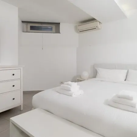 Carcano 27 Apartment *