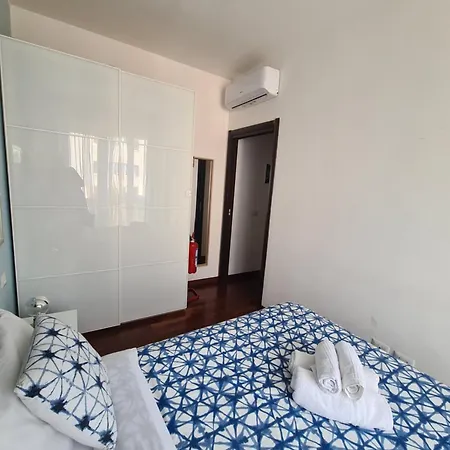 Blue Retreat Modern Near M4 Apartment *